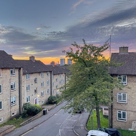 לונדון Beautiful 3-Bed Apartment At Swiss Cottage מראה חיצוני תמונה