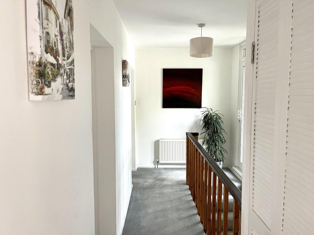 לונדון Beautiful 3-Bed Apartment At Swiss Cottage מראה חיצוני תמונה